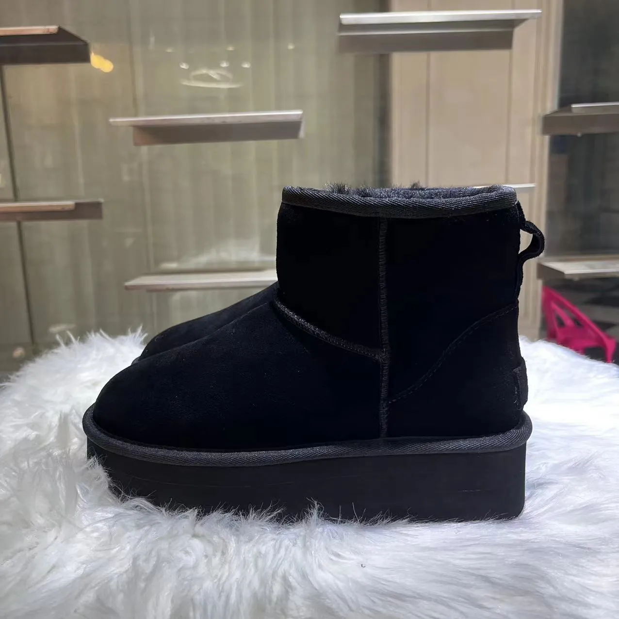 💰520 UGG sheepskin all-in-one snow boots. The official website synchronizes the new autumn and winter women's classic mini (thick sole) short snow boots 1134991, three-layer combination thick sole 5 cm, lightweight and non-slip, suede upper, 17 mm real wool lining, comfortable and casual, simple and fashionable! Color: Maroon Black Military Green Chocolate Size: 35-41